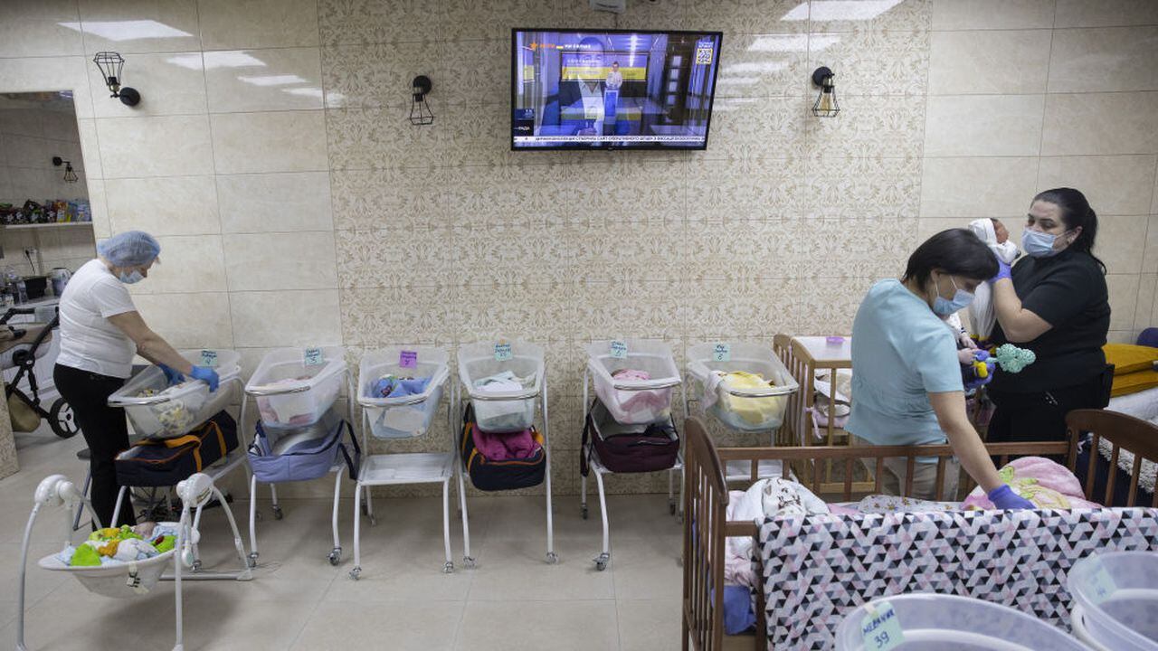 Los bebés recién nacidos son vistos dentro de sus cunas en Kiev, Ucrania, el 17 de marzo de 2022 (Foto de Emin Sansar/Agencia Anadolu a través de Getty Images)