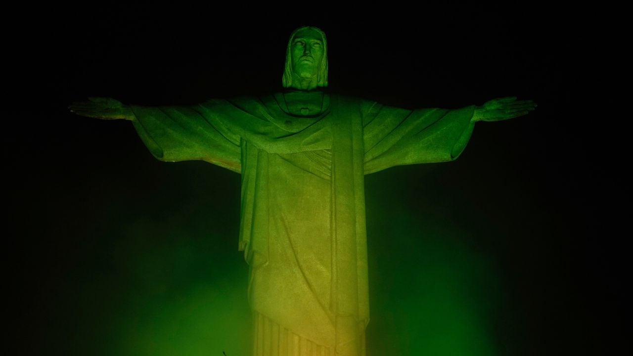 El símbolo más importante de Río de Janeiro iluminado con los colores de Brasil en homenaje a Pelé. Foto: AFP.