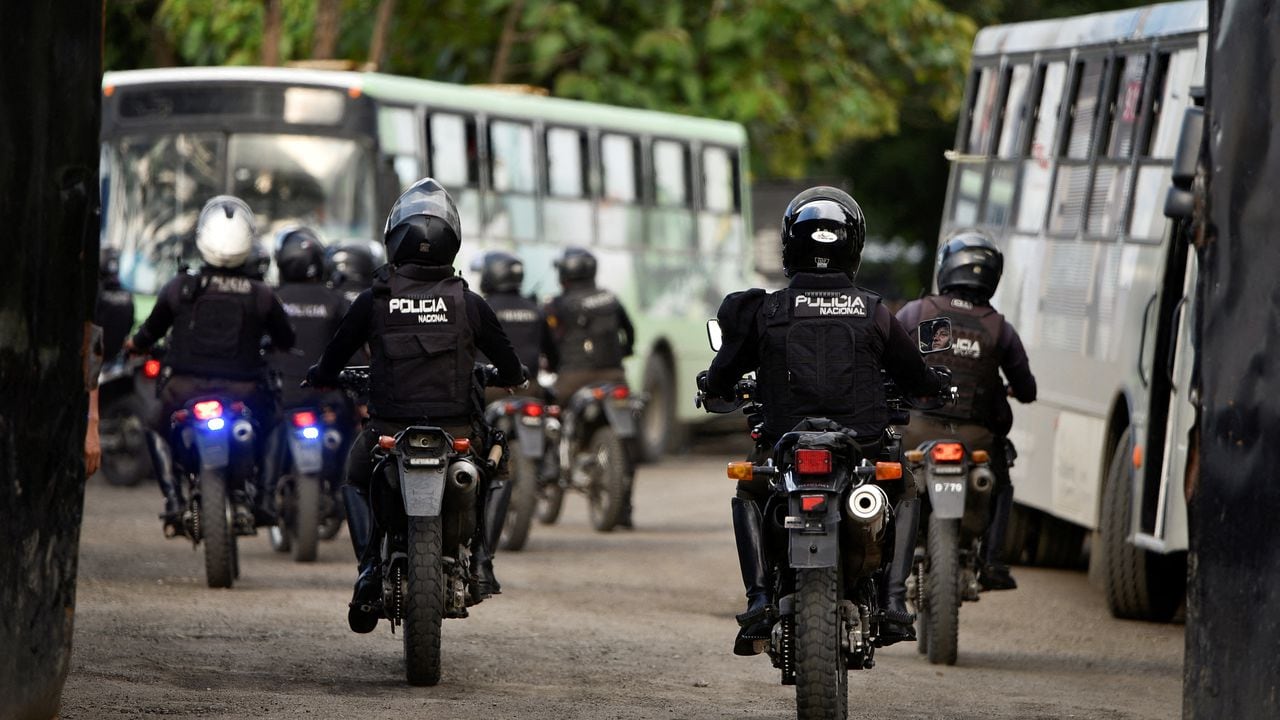 Personal de seguridad llega a la Penitenciaria del Litoral tras un motín, en Guayaquil, Ecuador