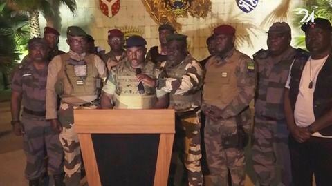 Este video muestra al portavoz de los soldados amotinados hablando en la televisión estatal mientras anuncian que habían tomado el poder en Libreville, el miércoles 30 de agosto de 2023.