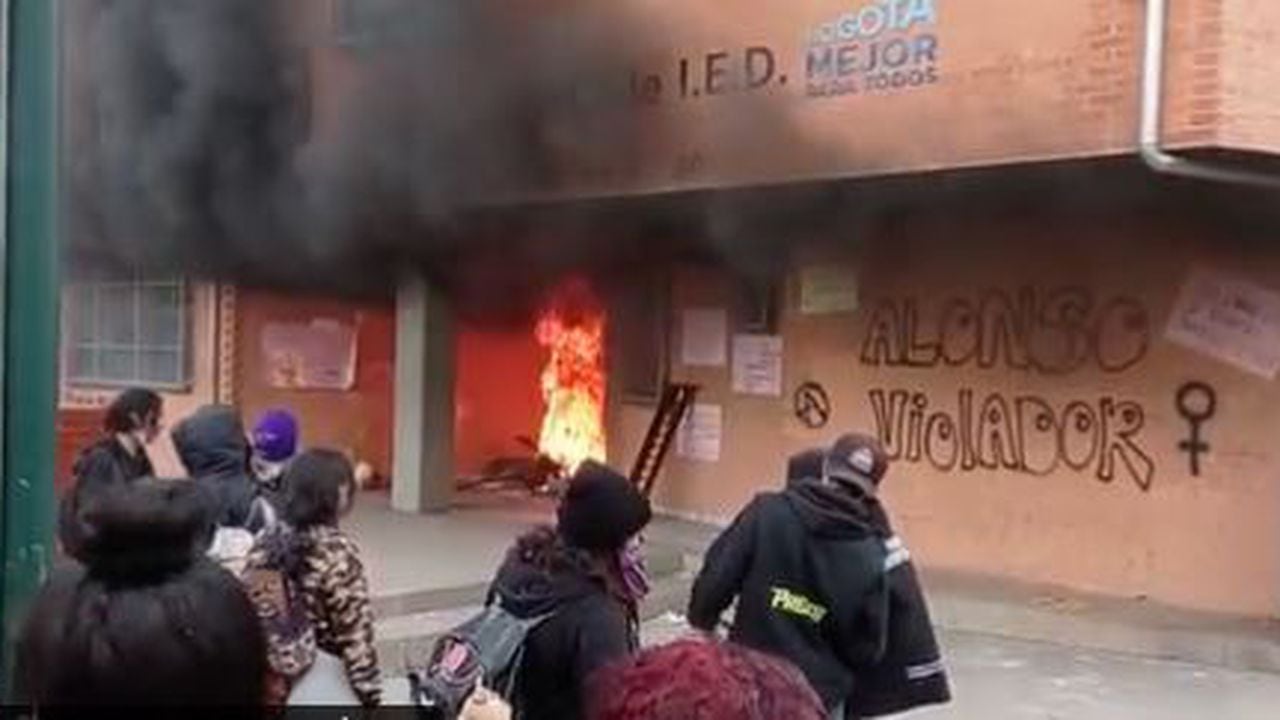 Integrantes de la Primera Línea quemaron el colegio Nuevo Chile ubicado en Bosa.