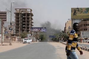 Se ve humo saliendo de un vecindario en Jartum, Sudán, el sábado 15 de abril de 2023. Feroces enfrentamientos entre el ejército de Sudán y los poderosos paramilitares del país estallaron en la capital y en otras partes de la nación africana