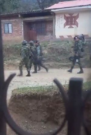Grupos armados en la zona residencial de Jambaló