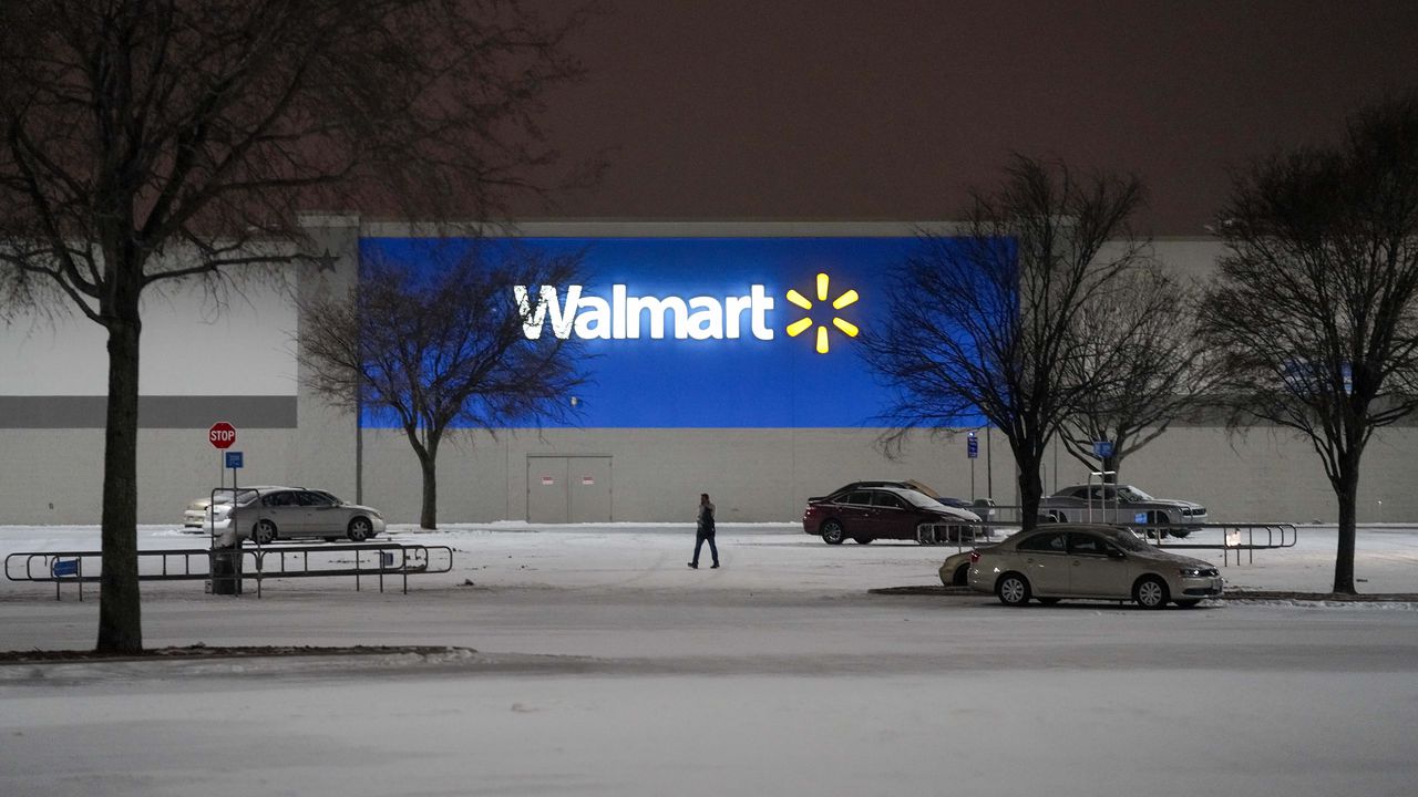 El estacionamiento de una tienda Walmart en Coit Road se vacía cuando una segunda tormenta de invierno trajo más nieve y temperaturas bajo cero en el Plano, Texas. Walmart anunció el martes que la cadena cerrará 415 tiendas en Texas debido al clima. (Smiley N. Pool / The Dallas Morning News vía AP)