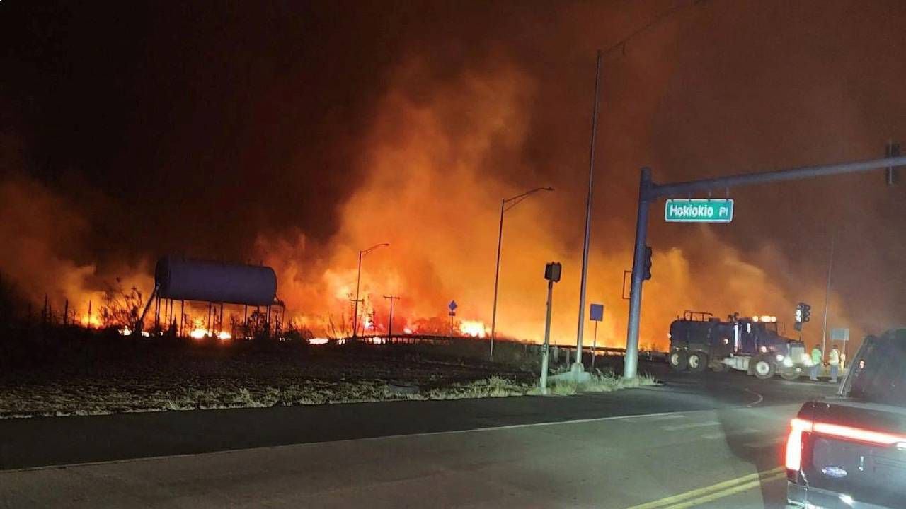 Incendio forestal cerca de una intersección en Lahaina, Hawái.