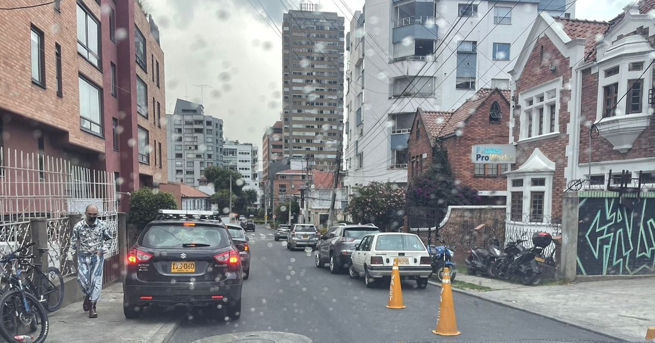 Carros estacionados en andenes y calles de Chapinero como si Bogotá fuera un parqueadero a cielo abierto.