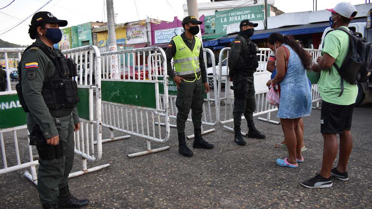Policías controlan el ingreso de personas en el Mercado de Bazurto.