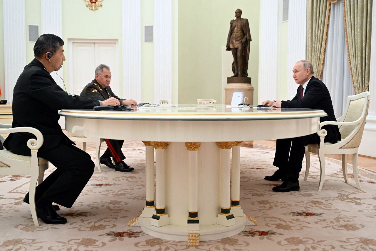 El presidente ruso Vladimir Putin, el ministro de Defensa Sergei Shoigu y el ministro de Defensa chino Li Shangfu asisten a una reunión en Moscú, Rusia