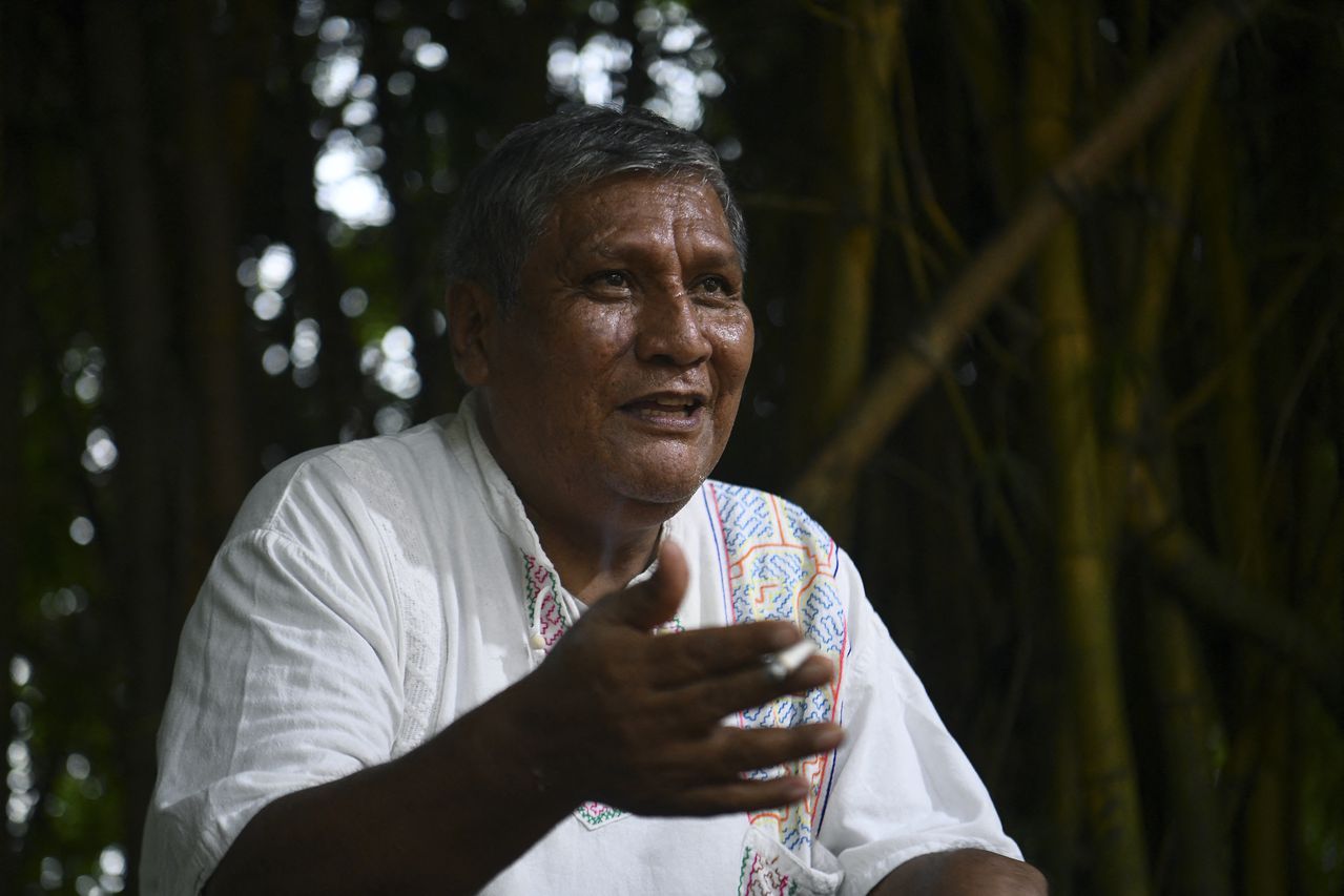 José Campos, un chamán mestizo peruano, atiende a la AFP en la región amazónica de Yarinacocha, adonde regresó tras haber estado dos años "en un cuartito muy pequeñito" y frío en prisión.