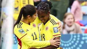 Catalina Usme abraza a Linda Caicedo tras uno de sus goles en el Mundial Femenino 2023.