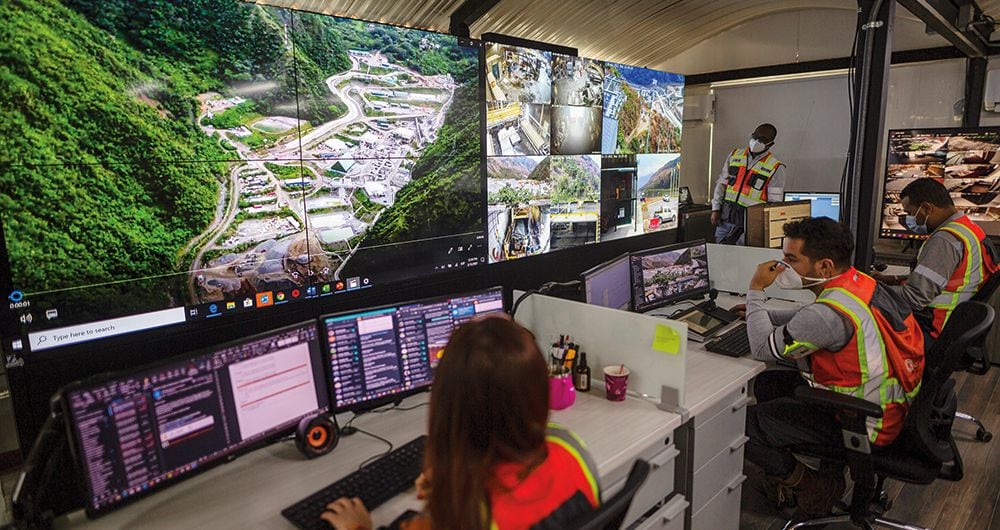  Esta imagen de archivo muestra un operativo de inteligencia de la Policía contra bandas criminales en una mina de oro en Antioquia en 2021.