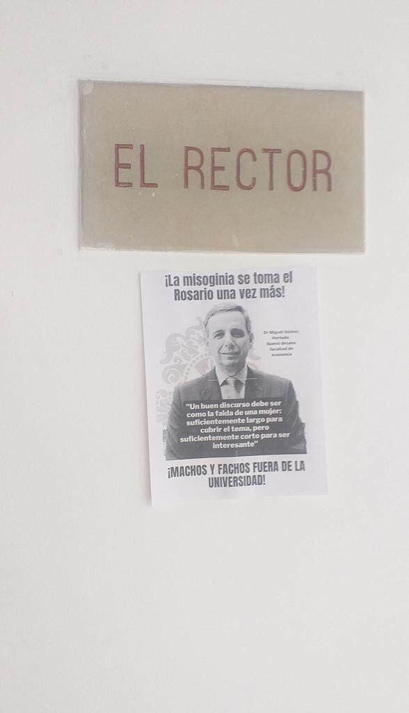 Carteles fijados a las afueras de la rectoría de la Universidad del Rosario.