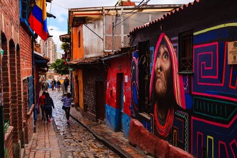 En medio de la amplia oferta cultural que ofrece Bogotá hay una muy interesante, y gratuita, conformada por muros y paredes en las que más de ocho mil artistas urbanos han plasmado sus ideas, percepciones y denuncias a través de creativos dibujos.