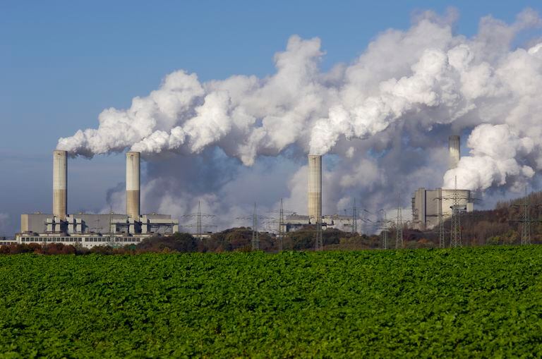 Planta de energía de carbón con contaminación. Fabrica con humo