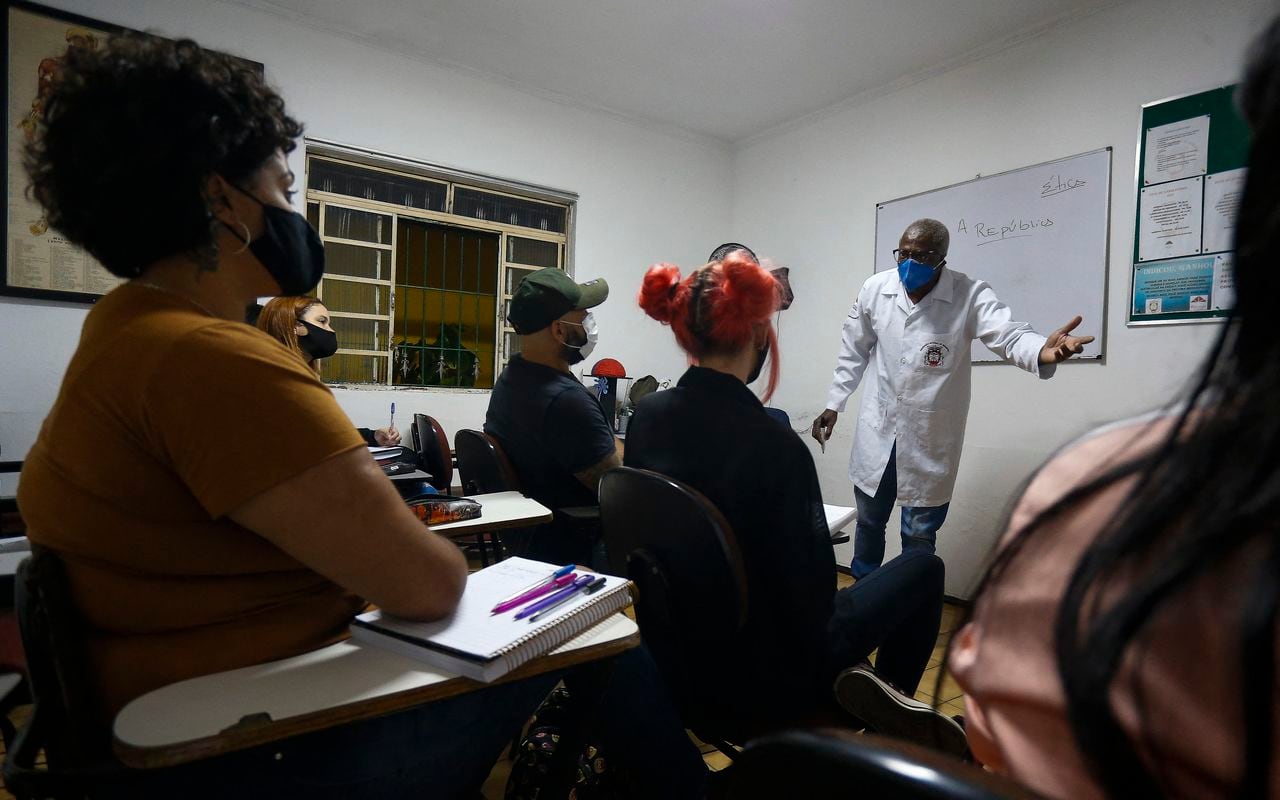 Osmair Camargo Candido, 60, known as Fininho, teaches future necropsy professionals at a school in Sao Paulo, Brazil, on September 29, 2021. - Fininho, who has worked for over 30 years as a gravedigger, is a philosophy teacher, gives vocational courses at a school, and is writing a book. (Photo by Miguel SCHINCARIOL / AFP)