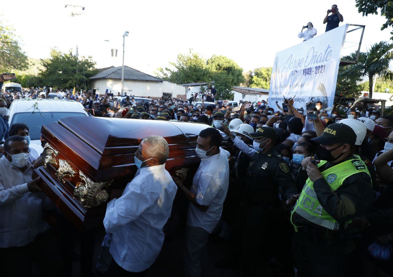 Carroza funebre, ataud de Jorge Oñate llegando al Cementerio en la Paz Cesar