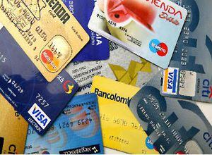 Solamente dos entidades bancarias no cobran por el manejo de la tarjeta débito en la cuenta de ahorros. 