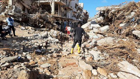 Miembros de la Media Luna Roja Libia de  trabajan en una zona afectada por las inundaciones en Libia.