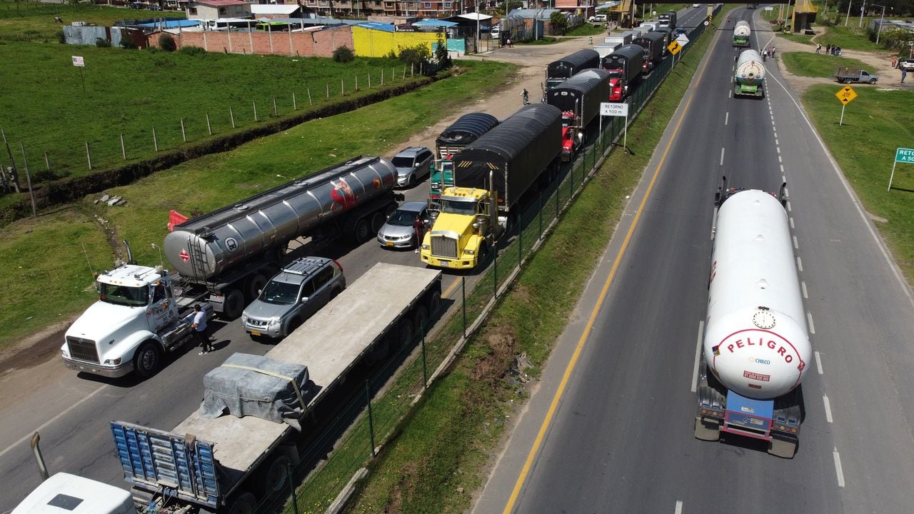 despeje del bloqueo de manifestantes y transportadores en el kilometro 26 en Tocancipa Cundinamarca    Paro Nacional    
Mayo 7 del 2021
Foto Guillermo Torres Reina / Semana