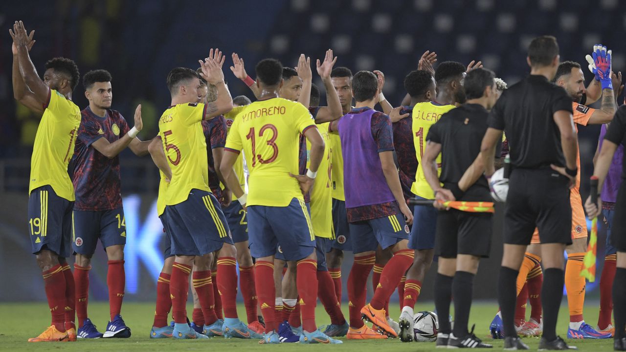 Colombia�s players celebrate at the end of a South American qualification football match against Bolivia for the FIFA World Cup Qatar 2022, at the Metropolitano Roberto Melendez stadium in Barranquilla, Colombia, on March 24, 2022. (Photo by Raul ARBOLEDA / AFP)