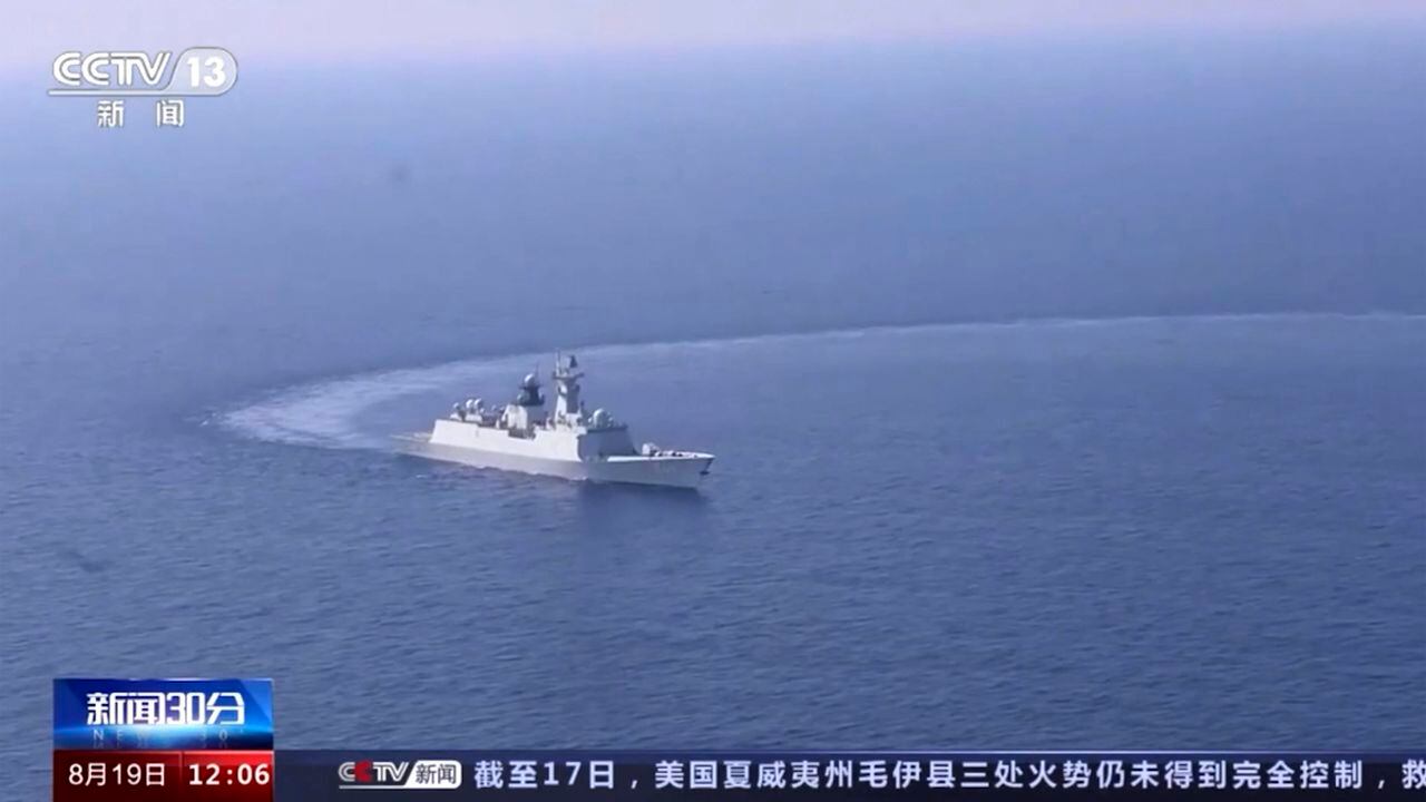 En esta imagen tomada de un video de CCTV de China, un buque de guerra chino realiza simulacros en un área alrededor de Taiwán el sábado 19 de agosto de 2023.