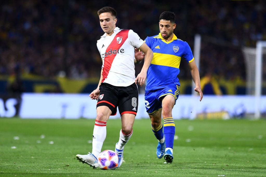 BUENOS AIRES, ARGENTINA - SEPTEMBER 11: Agustín Palavecino of River Plate battles for possession with Alan Varela of Boca Juniors during a match between Boca Juniors and River Plate as part of Liga Profesional 2022 at Estadio Alberto J. Armando on September 11, 2022 in Buenos Aires, Argentina. (Photo by Rodrigo Valle/Getty Images)
