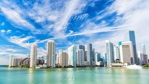 vista del horizonte del centro de Miami en un día soleado y nublado con una arquitectura increíble