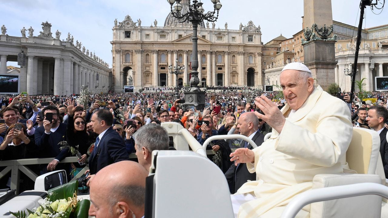 El Papa Francisco hace un gesto mientras asiste a la Misa del Domingo de Ramos en la Plaza de San Pedro en el Vaticano, el 2 de abril de 2023.