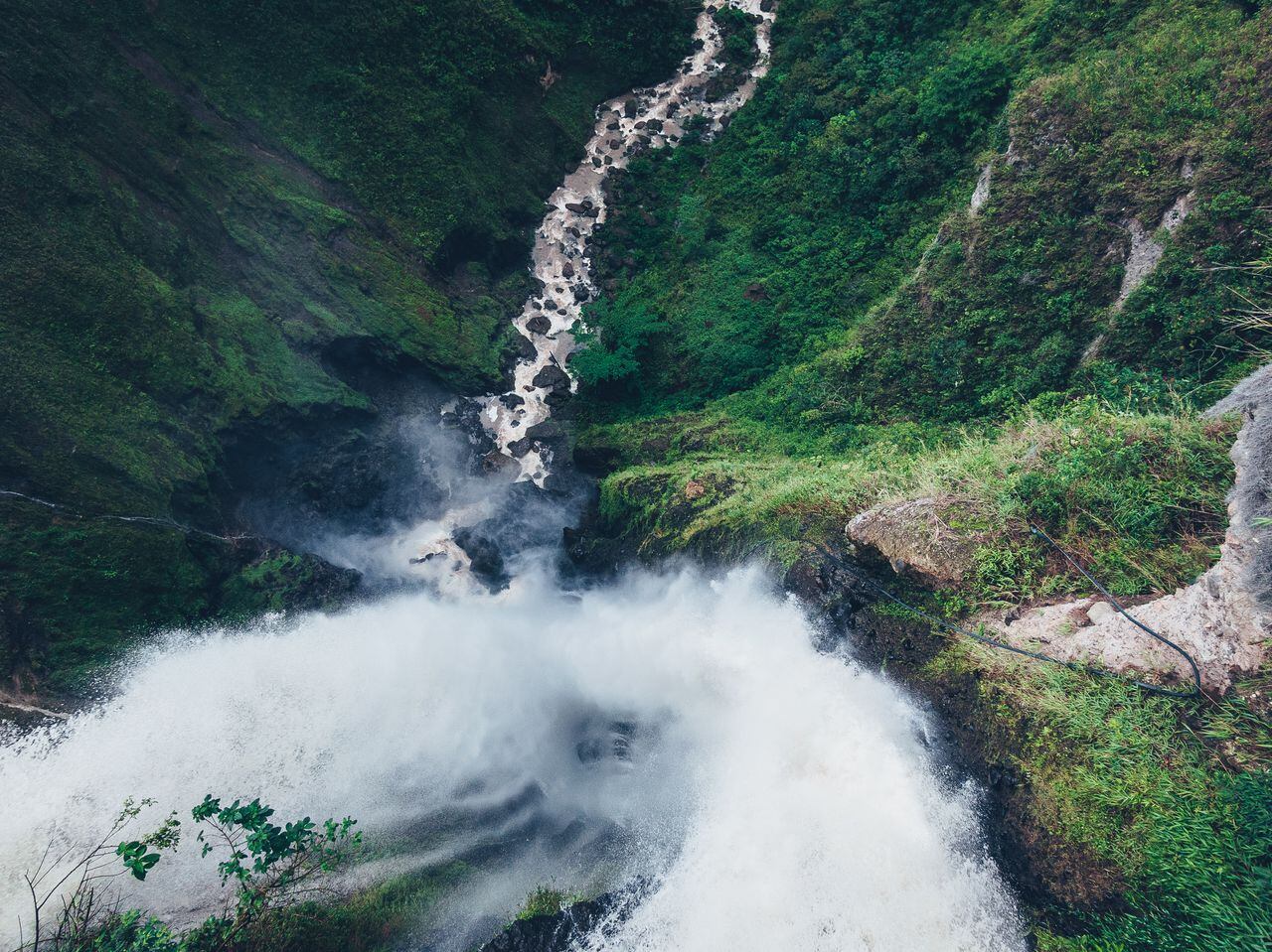 Vista aérea de la cascada Salto de Bordones, a 10 km por vía destapada del alto de las piedras en Isnos, al suroccidente del Huila.
