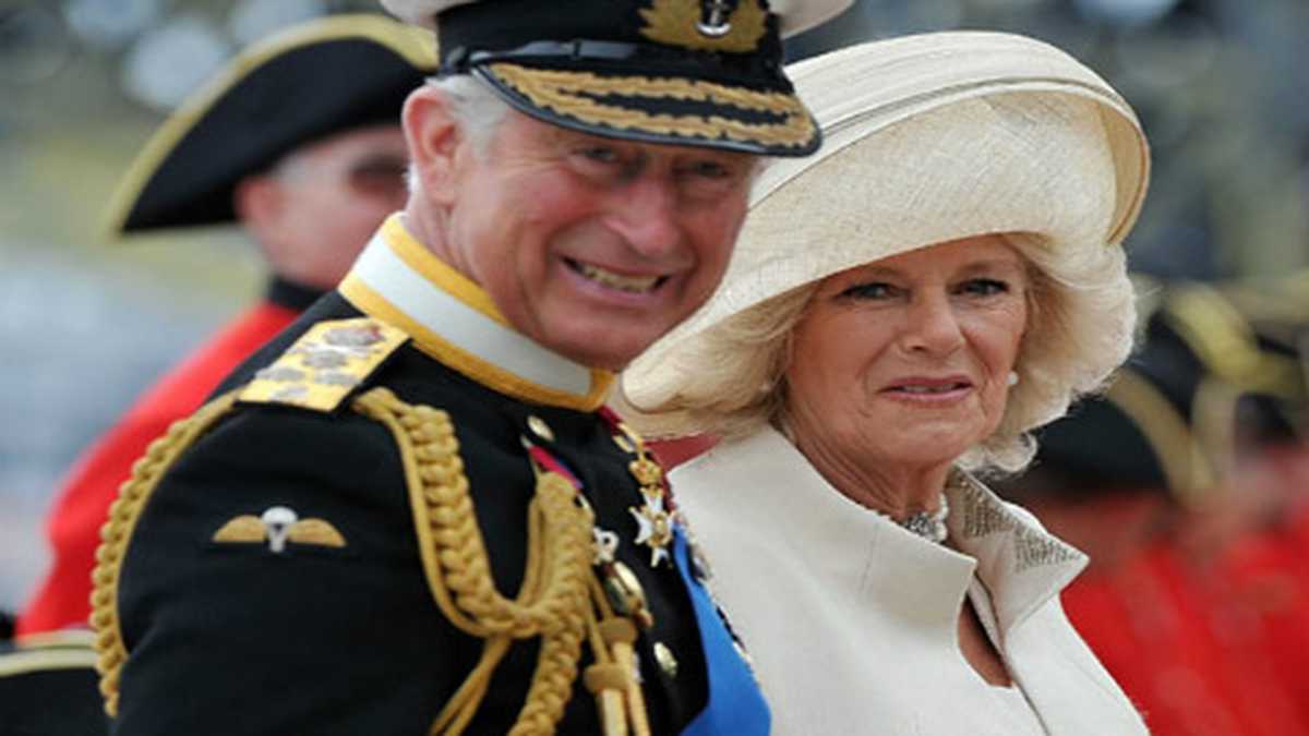Carlos nunca pudo olvidar a su antigua novia Camilla Parker Bowles y volvió con ella cuando su matrimonio con Diana se derrumbó. Se casaron en 2005 y ella adoptó el título de Duquesa de Cornualles.