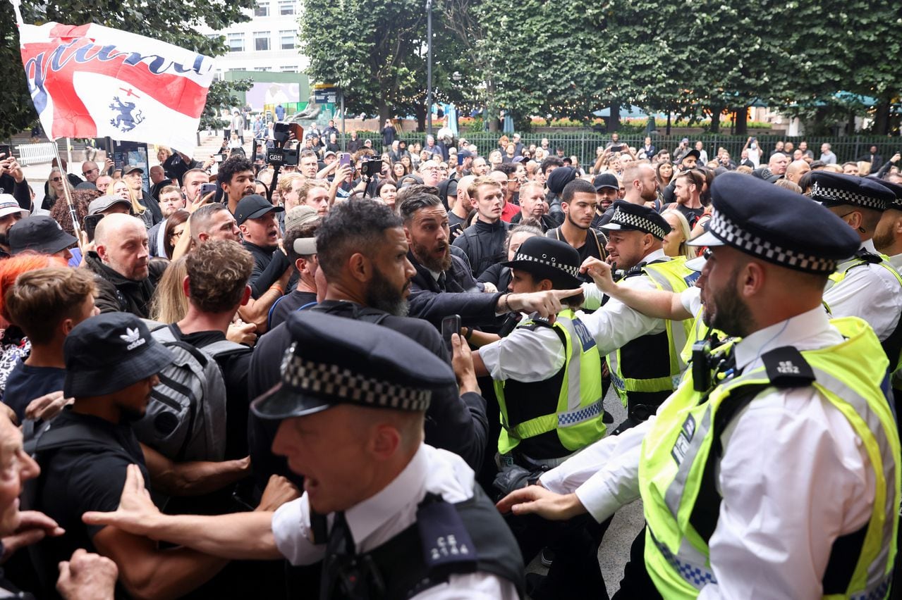 Miembros del grupo Official Voice se pelean con agentes de policía durante una protesta en Canary Wharf en Londres, Gran Bretaña, el 3 de septiembre de 2021. REUTERS / Tom Nicholson