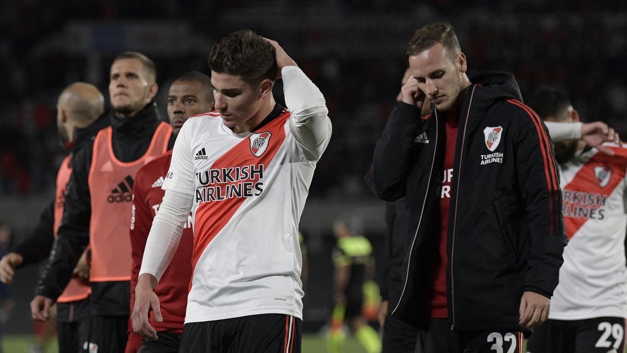River Plate's forward Julian Alvarez (C) leaves the pitch next to teammates after loosing 1-2 to Tigre in their Argentine Professional Football League quarterfinal match at the Monumental stadium in Buenos Aires, on May 11, 2022. (Photo by JUAN MABROMATA / AFP)