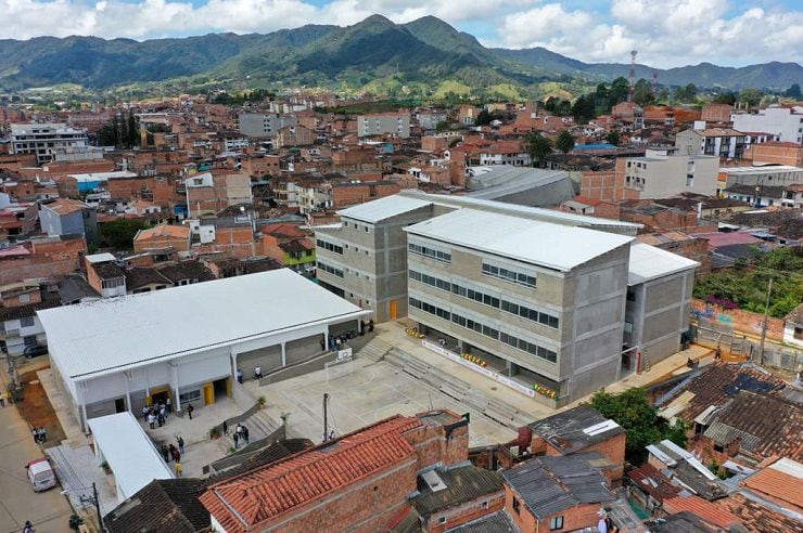 El Ministerio de Educación hizo entrega oficial de las nuevas obras de ampliación y mejoramiento de la Institución Educativa Fray Julio Tobón Betancur, sede C, en Carmen de Viboral, Antioquia.