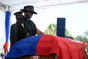 Martine Moïse, viuda del presidente haitiano asesinado Jovenel Moïse, llora junto al féretro durante el funeral el viernes 23 de julio de 2021 en la finca familiar en Cabo Haitiano, Haití. (AP Foto/Matías Delacroix)