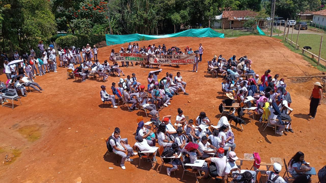Estudiantes de la vereda Dominguillo reciben clases bajo el sol