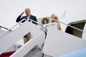 El presidente Joe Biden saluda y él y la primera dama Jill Biden abordaron el Air Force One para un viaje a Puerto Rico para inspeccionar los daños causados ​​por la tormenta del huracán Fiona, el lunes 3 de octubre de 2022, en la Base de la Fuerza Aérea Andrews, Maryland (AP Photo/Evan Vucci).