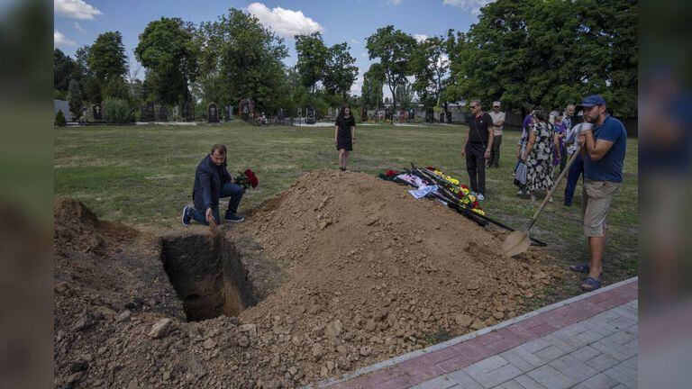 El alcalde de Pokrovsk, Ruslan Trebushkin, deja tierra sobre el ataúd de Volodymyr Miroshnychenko, de 40 años, fallecido en el frente en Marinka. Foto: AP /Nariman El-Mofty, Archivo.