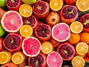 Frutas como la granada ofrecen una serie de beneficios para las arterias y vasos sanguíneos.