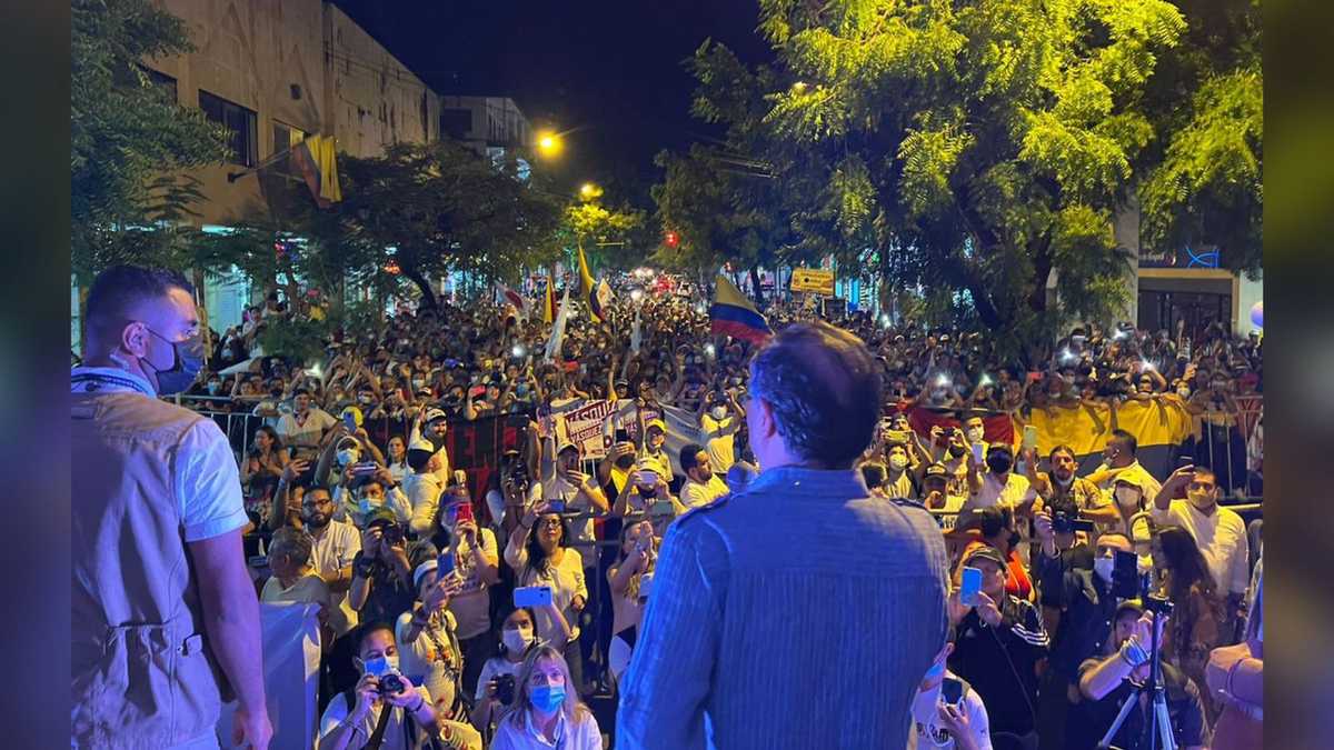 Gustavo Petro llenó la plaza de Girardot y prometió impulsar el turismo