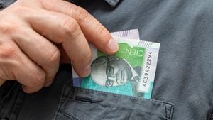 Dinero colombiano, el hombre saca billetes del bolsillo de su camisa, 50 y 100 pesos colombianos, cierre, concepto empresarial y financiero