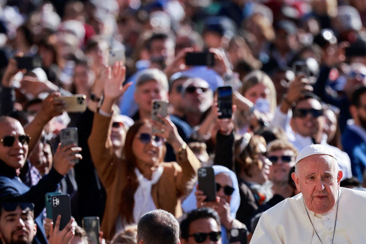 El Papa francisco se acerca a una multitud en El Vaticano