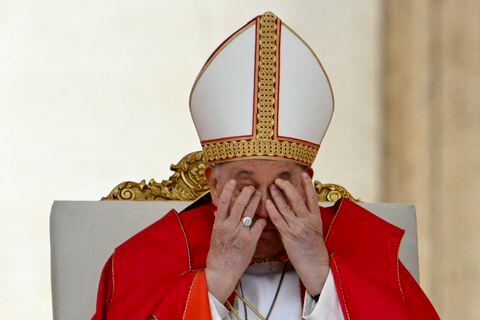 El  papa Francisco lució cansado durante la celebración del Domingo de Ramos. (Photo by Alberto PIZZOLI / AFP)