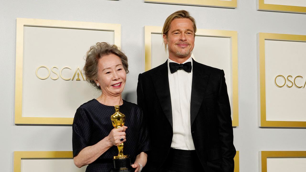 Como les sucedería a millones de mujeres en el planeta, la coreana Yuh-Jung Youn, ganadora del premio a mejor actriz de reparto por "Minari," no pudo ocultar su fascinación con Brad Pitt, quien le entregó el trofeo.