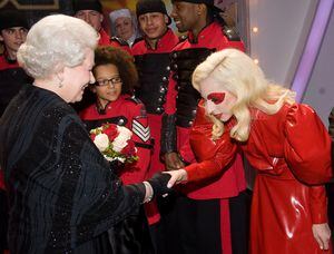 En esta foto de archivo tomada el 7 de diciembre de 2009, la reina Isabel II se encuentra con la cantante estadounidense Lady Gaga, después del Royal Variety Performance en Blackpool, Inglaterra.