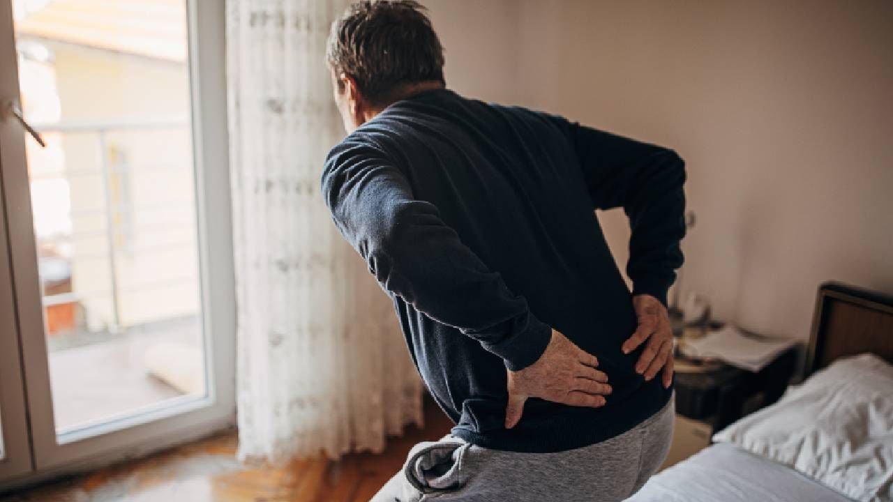 Expertos aconsejan llevar una dieta baja en sal y tomar líquidos para prevenir los cálculos renales. Foto: Getty images.