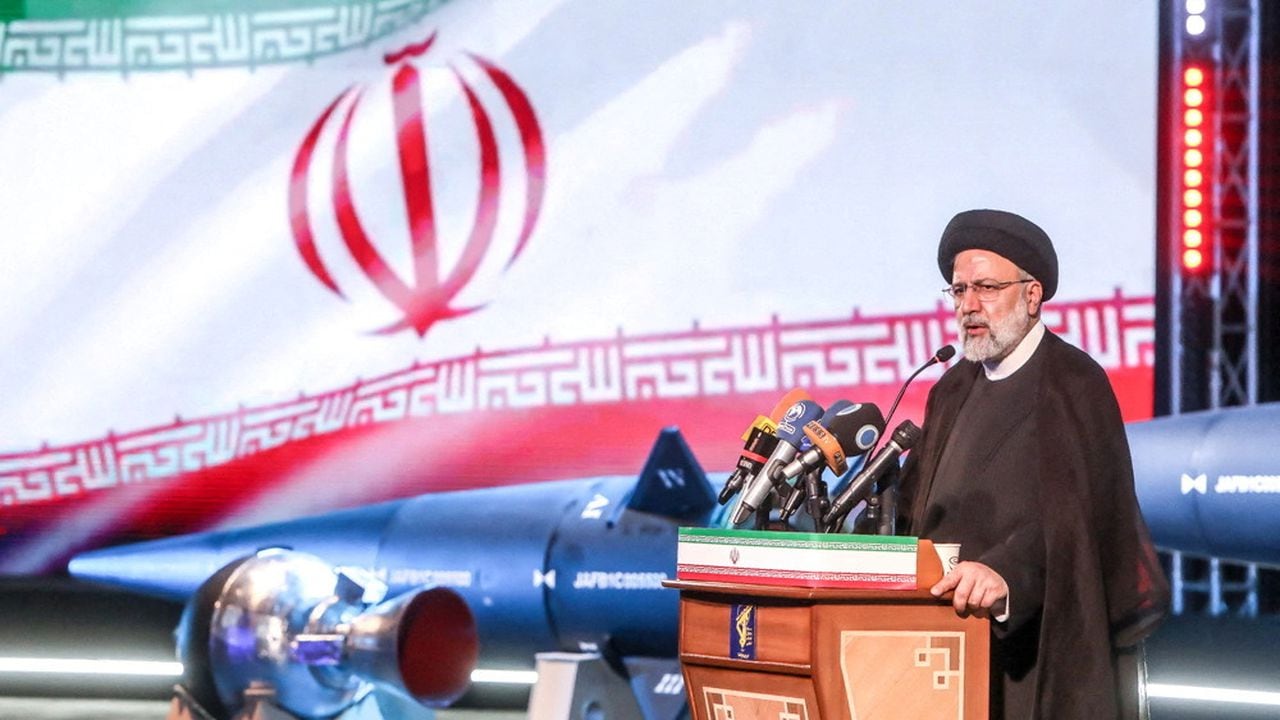 El presidente iraní, Ebrahim Raisi, habla durante la ceremonia de presentación del nuevo misil balístico llamado "Fattah" con un alcance de 1400 km, en Teherán, Irán, el 6 de junio de 2023.