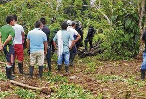 Justicia. Varios hombres de la Policía fueron retenidos por cultivadores de Coca en el corregimiento de Llorente (Tumaco) tras una confrontación que dejó un uniformado muerto y siete heridos.