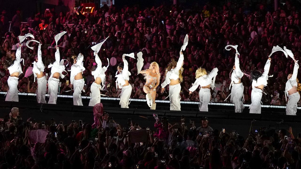 El espectáculo cuenta con un cuerpo de baile conformado por 4 hombres y 15 mujeres.