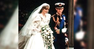   El matrimonio y posterior funeral de Lady Di fueron dos acontecimientos que marcaron a la casa real británica.