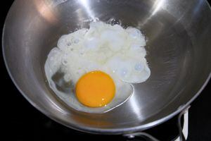 Los huevos pueden fritarse sin usar aceite.